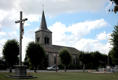 La place de l'église à La Goutelle
