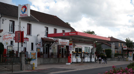 Stationservice, épicerie, bar et restaurant à La Goutelle